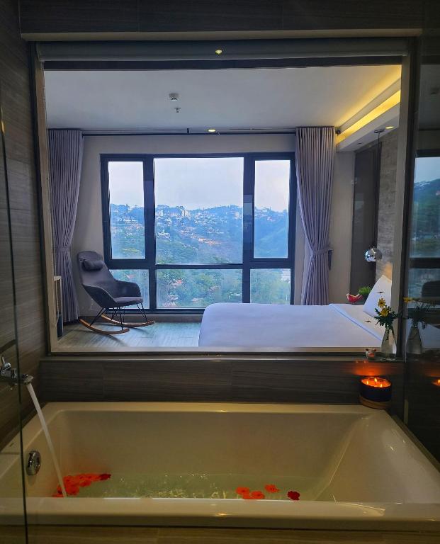 Postel nebo postele na pokoji v ubytování The Luxe Da Lat