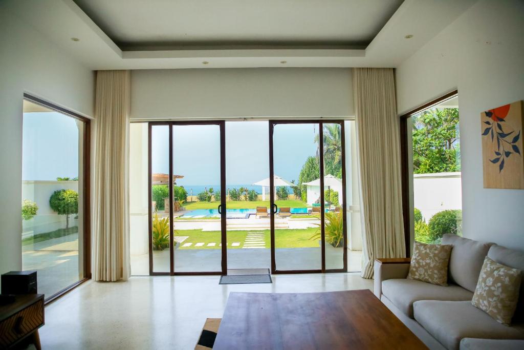 Bazén v ubytování Aryan Beach Villa nebo v jeho okolí