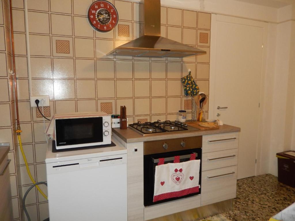 Kuchnia lub aneks kuchenny w obiekcie APPARTAMENTO HEIDI IN CENTRO STORICO