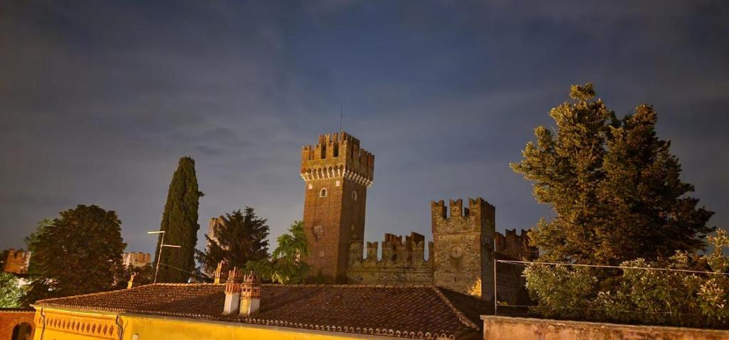 Zdjęcie z galerii obiektu APPARTAMENTO HEIDI IN CENTRO STORICO w mieście Lazise