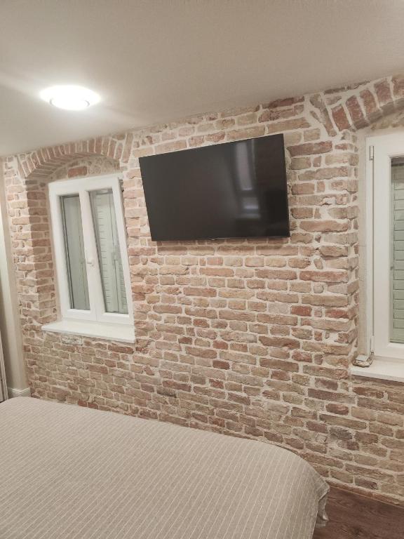 TV a/nebo společenská místnost v ubytování Luxury and Authentic Studio in Split Old Town