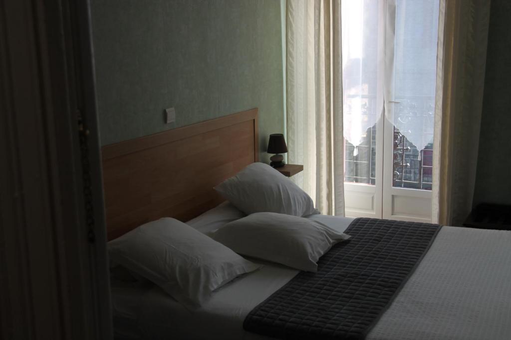 Postel nebo postele na pokoji v ubytování Hostellerie du Beffroy