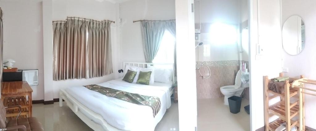 Postel nebo postele na pokoji v ubytování M-Plus Homestay Sukhothai