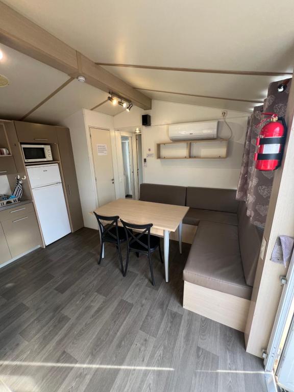 Kuchyňa alebo kuchynka v ubytovaní Les mobil homes de NOLY, 1 Place adulte Réserve Africaine de Sigean gratuite