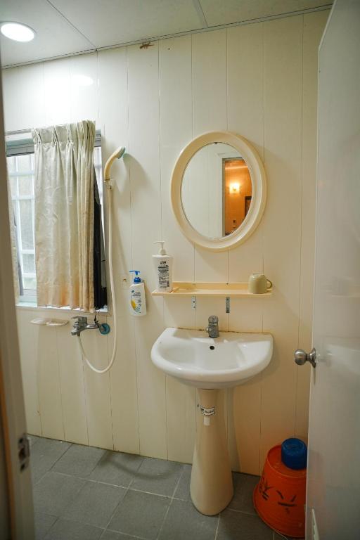 A bathroom at Liu Fu Shan Zhuang