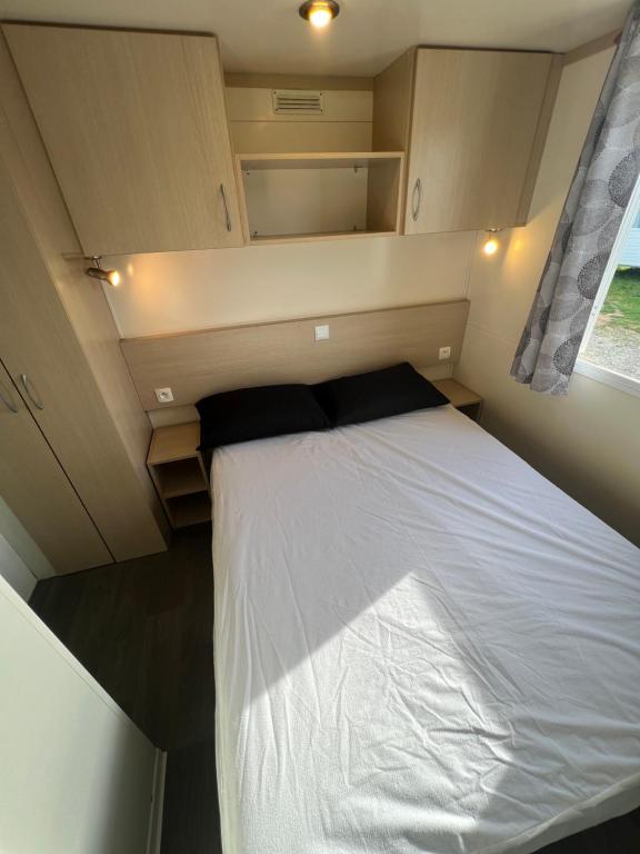 Posteľ alebo postele v izbe v ubytovaní Les mobil homes de NOLY, 1 Place adulte Réserve Africaine de Sigean gratuite
