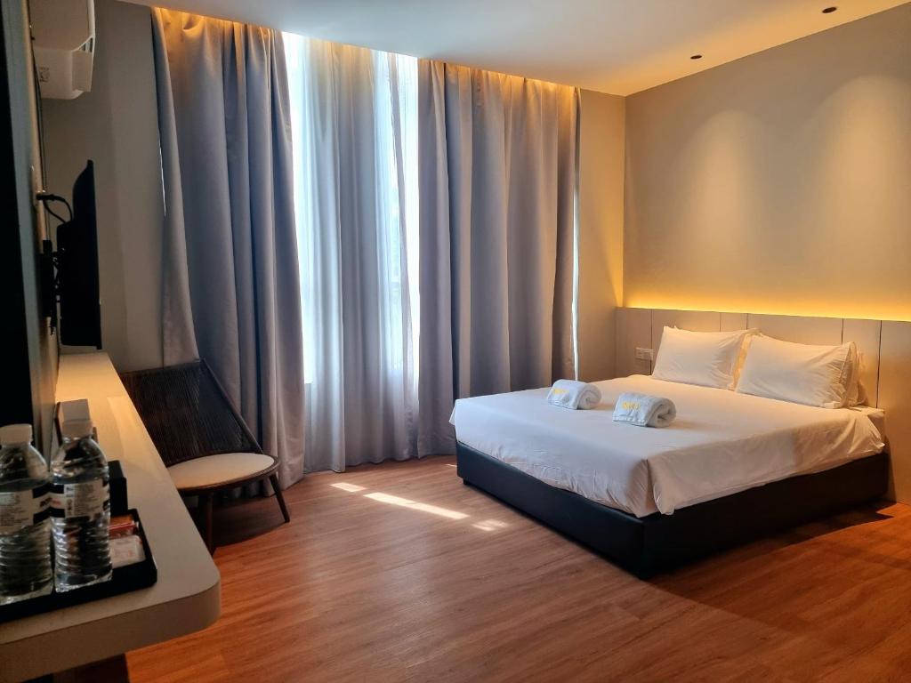 Postel nebo postele na pokoji v ubytování Roxy Hotel Malihah