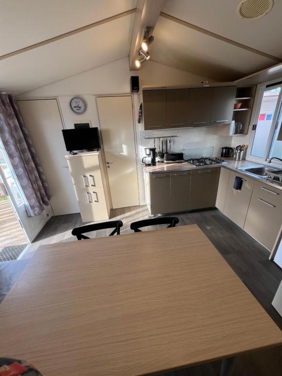 Kuchyňa alebo kuchynka v ubytovaní Les mobil homes de NOLY, 1 Place adulte Réserve Africaine de Sigean gratuite