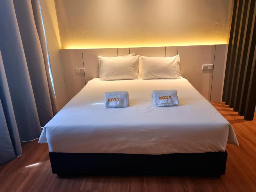 Postel nebo postele na pokoji v ubytování Roxy Hotel Malihah