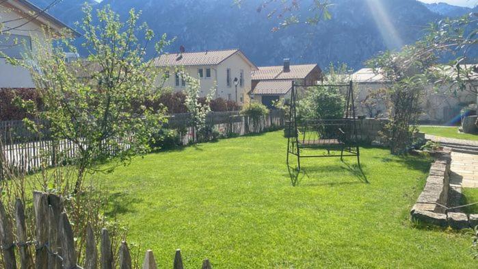 un patio con un columpio en el césped en Appartment Kuschelecke, en Kiefersfelden