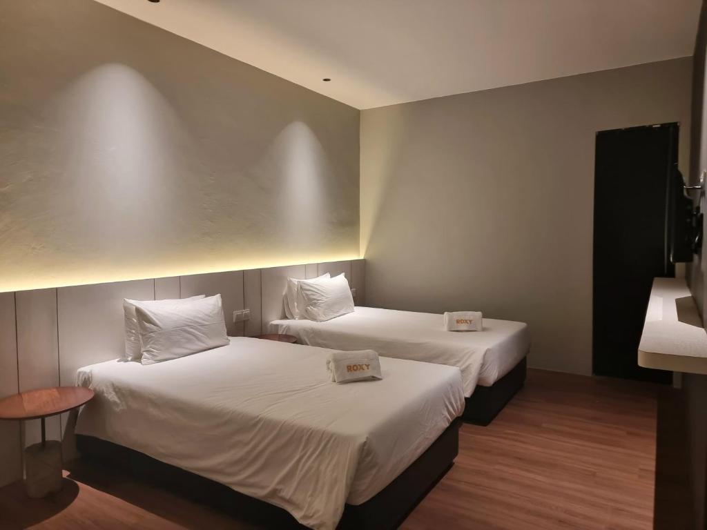 Postel nebo postele na pokoji v ubytování Roxy Hotel Malihah