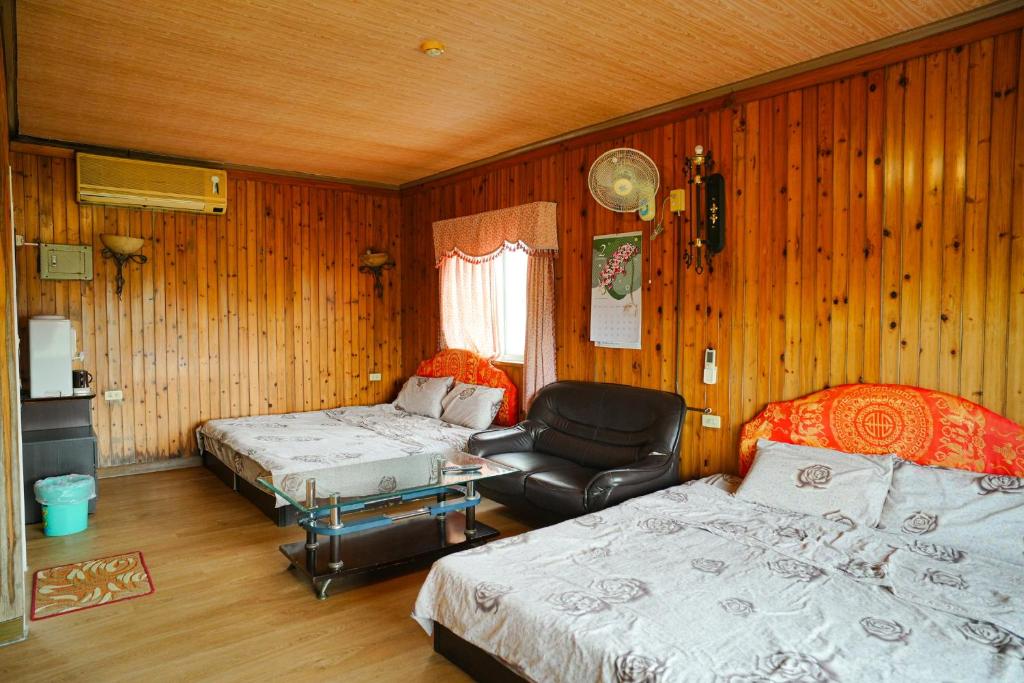 A bed or beds in a room at Liu Fu Shan Zhuang