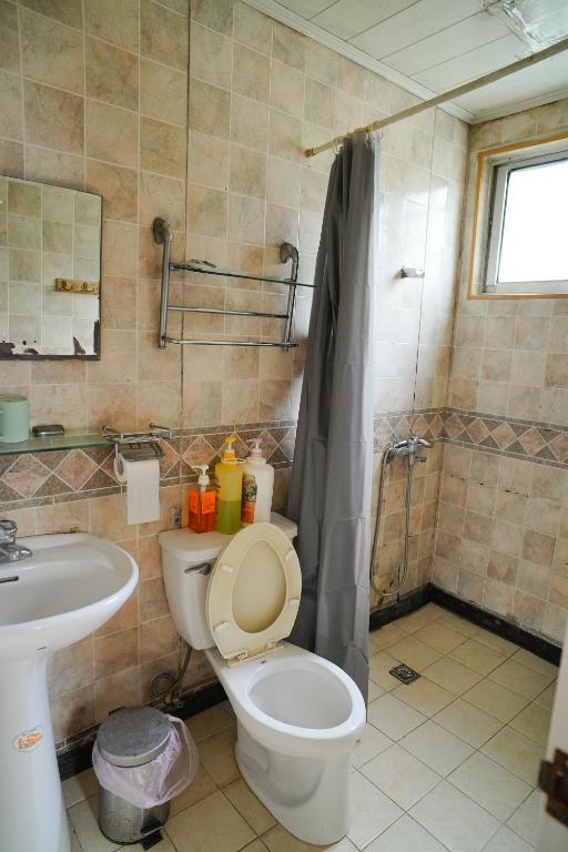 A bathroom at Liu Fu Shan Zhuang