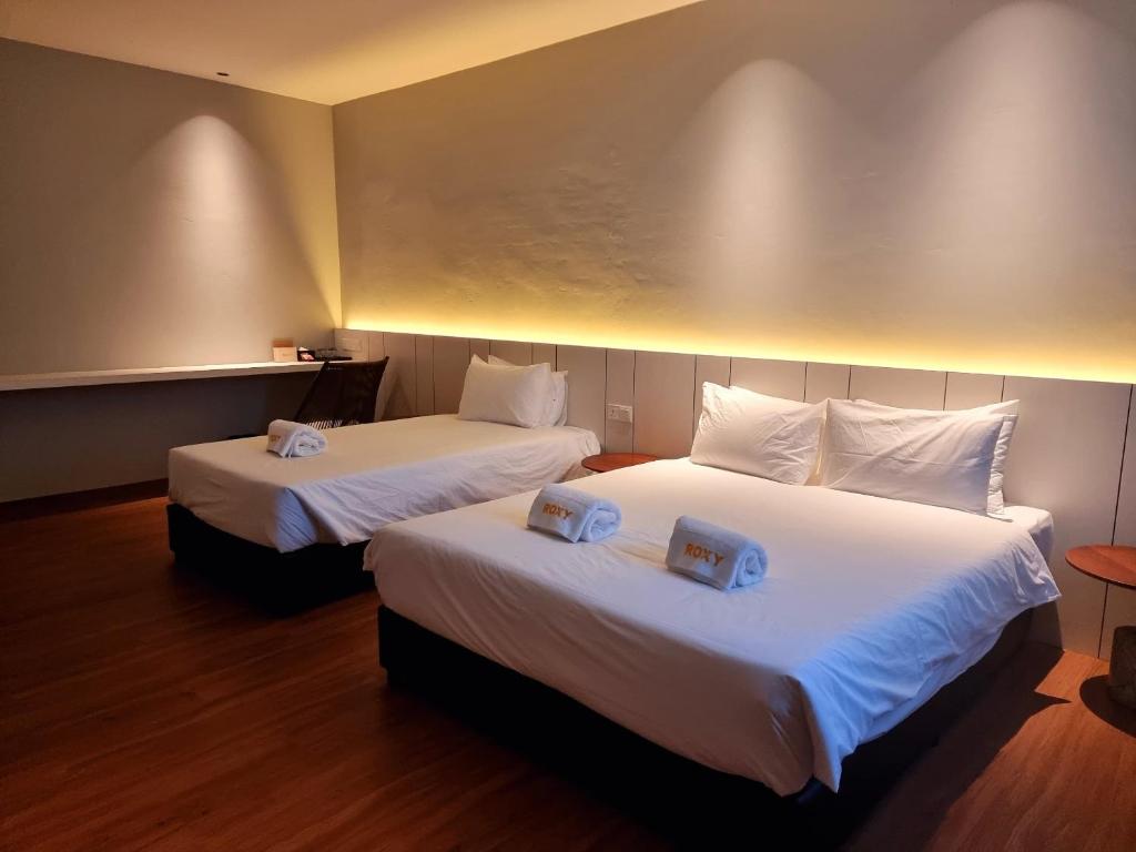Postel nebo postele na pokoji v ubytování Roxy Hotel Malihah