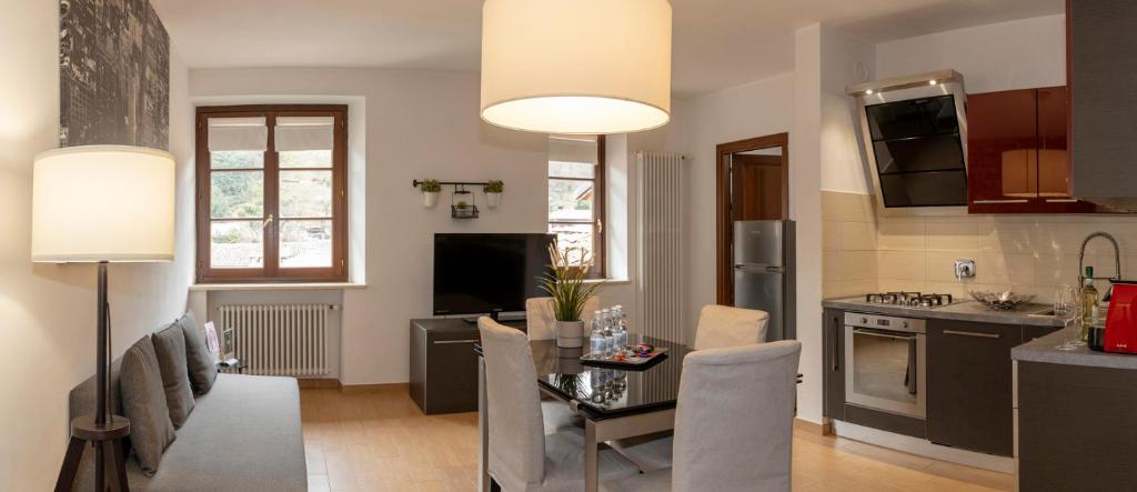 a kitchen and living room with a table and chairs at Appartamento Palazzo dei Duchi in Avigliana
