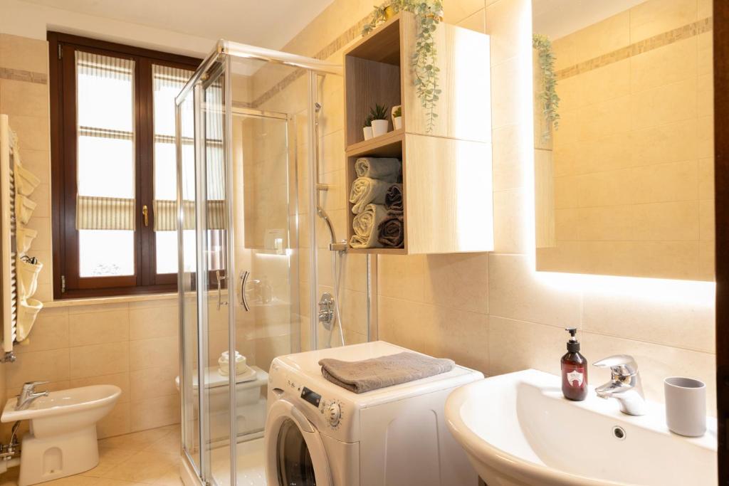 a bathroom with a washing machine and a sink at Appartamento Palazzo dei Duchi in Avigliana