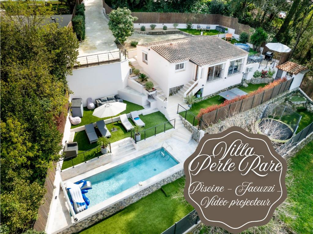 widok z lotu ptaka na dom z basenem w obiekcie Piscine-Jacuzzi-Vidéoprojecteur-Clim La Perle Rare w mieście Mougins