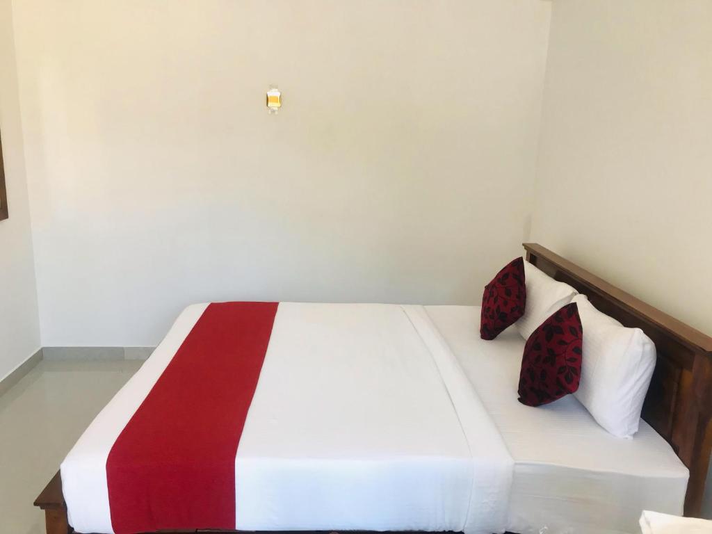 Postel nebo postele na pokoji v ubytování Ever Breeze Ella Hotel