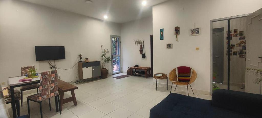 ein Wohnzimmer mit Sofa und Fernseher in der Unterkunft Maison Kemmiu Kinshasa in Kinshasa