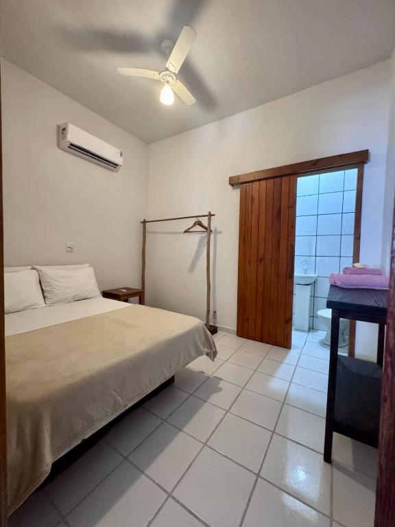Un dormitorio con una cama y un ventilador de techo. en TRANCOSO, Ap Center Braga, en Trancoso
