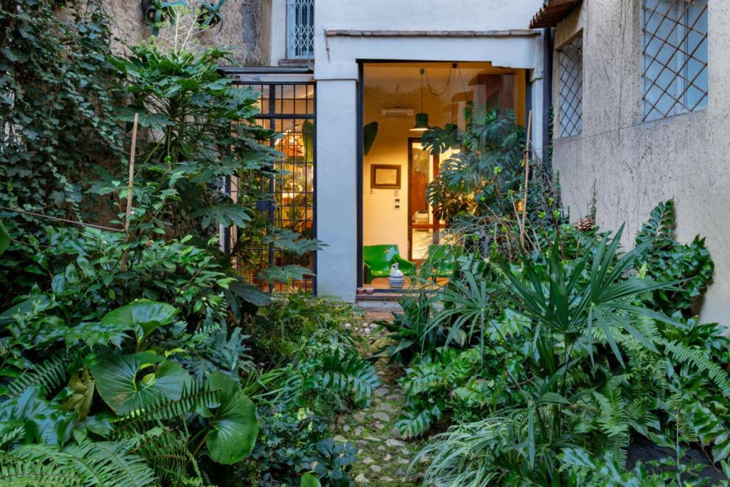 Hotel Giardino Segreto - History and Design, a house with a garden in front of it at Giardino Segreto - History and Design in Bologna
