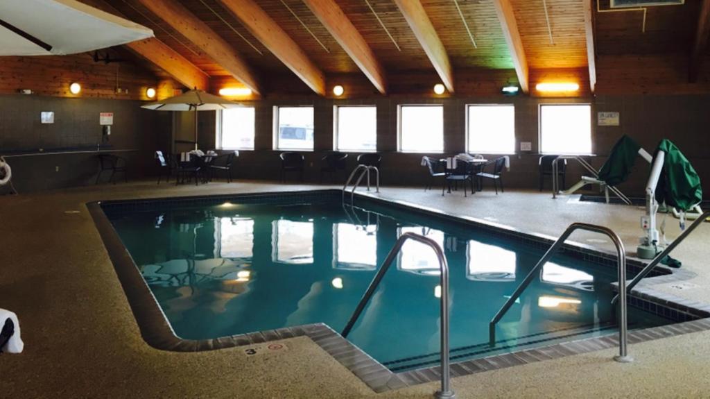 A piscina localizada em AmericInn by Wyndham Inver Grove Heights Minneapolis ou nos arredores
