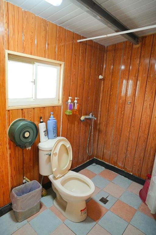 A bathroom at Liu Fu Shan Zhuang