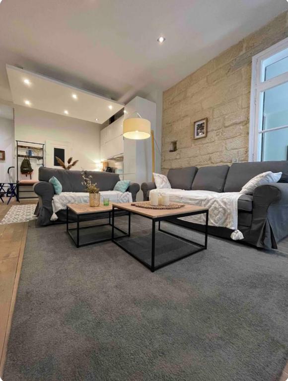 un salon avec un canapé et une table dans l'établissement Un jardin place de la Comédie, à Montpellier