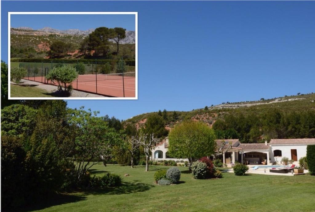 a picture of a house with a tennis court at Piscine et tennis privés à proximité Aix en Provence in Rousset