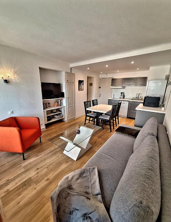 un salon avec un canapé et une table dans l'établissement Superbe appartement climatisé, résidence avec piscine, proche des commerces et du port, au Cap d'Agde