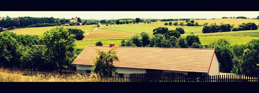 um telhado de uma casa no meio de um campo em Country house - Slapy/Pazderny em Žďár