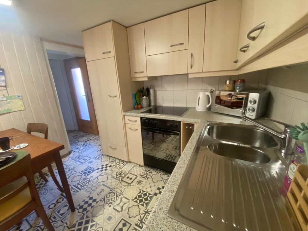 Cosy apartment in heritage protected swiss chalet - Resim 16