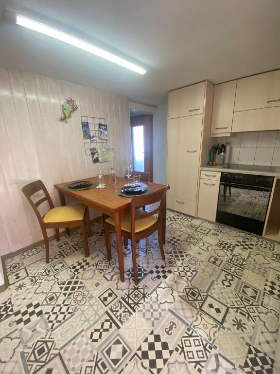 Cosy apartment in heritage protected swiss chalet - Resim 31