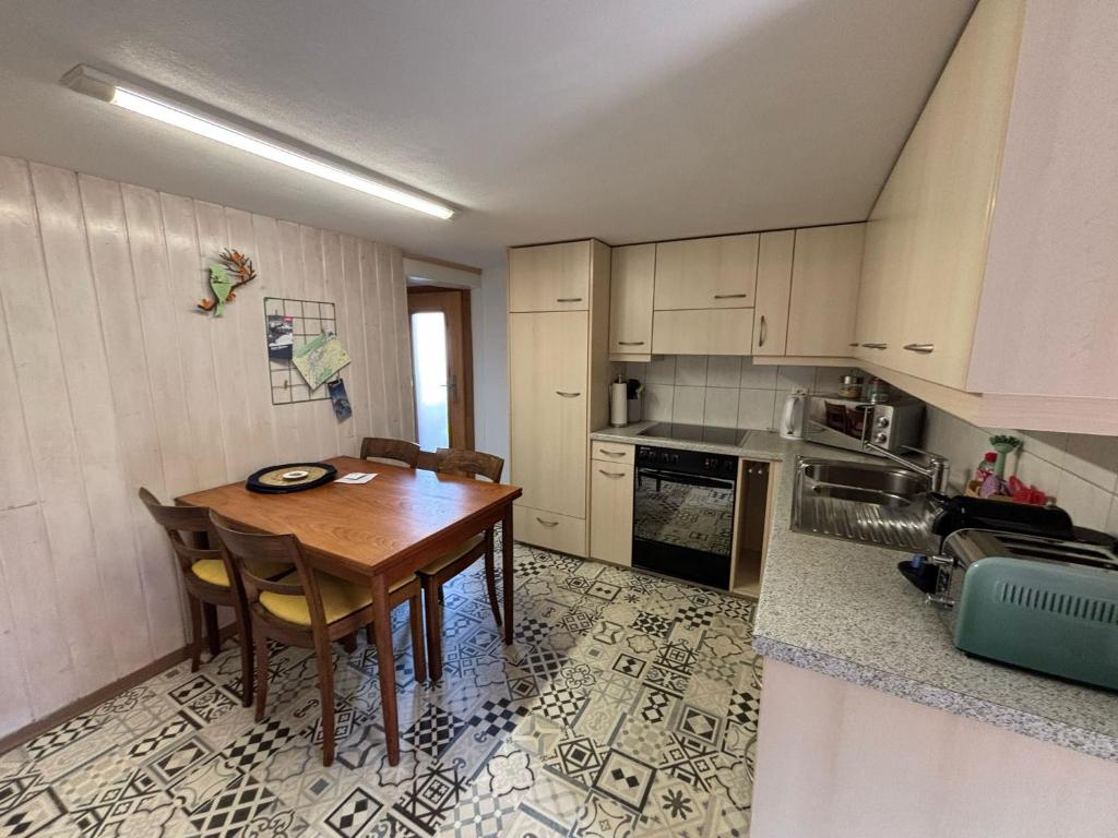 Cosy apartment in heritage protected swiss chalet - Resim 9