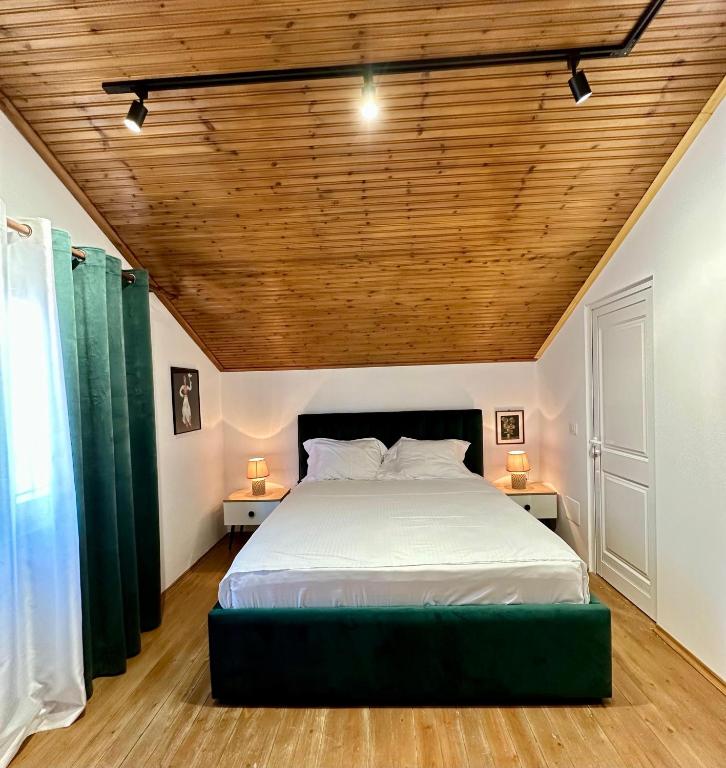 Postel nebo postele na pokoji v ubytování Lakeview Escape Koman