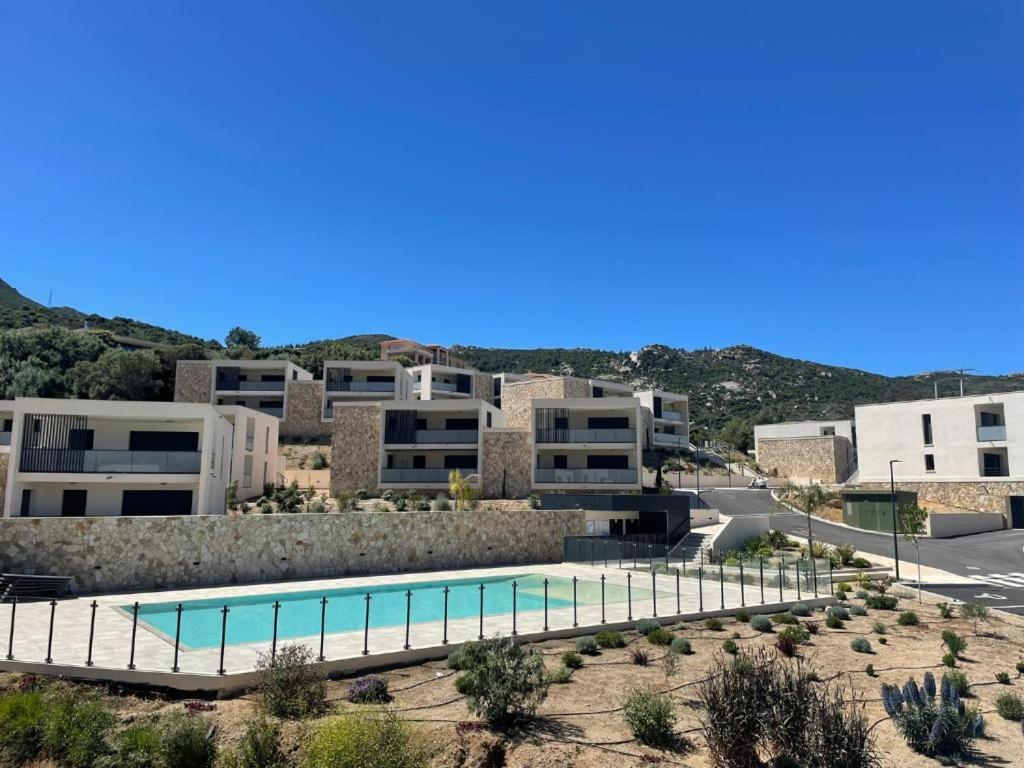 - une piscine en face de certains appartements dans l'établissement T2 CALVI, à Calvi