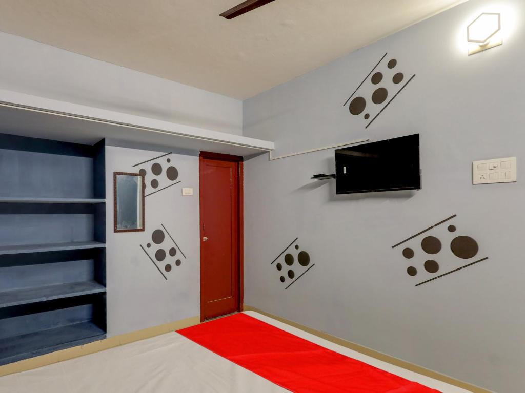 TV a/nebo společenská místnost v ubytování Super Hotel O Vsv Guest House Maduravoyal