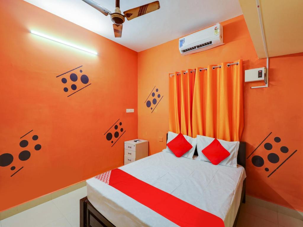 Postel nebo postele na pokoji v ubytování Super Hotel O Vsv Guest House Maduravoyal