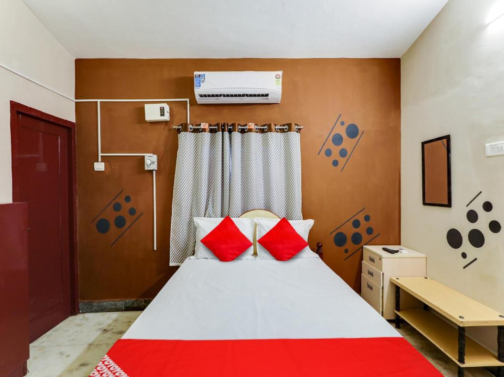 Postel nebo postele na pokoji v ubytování Super Hotel O Vsv Guest House Maduravoyal