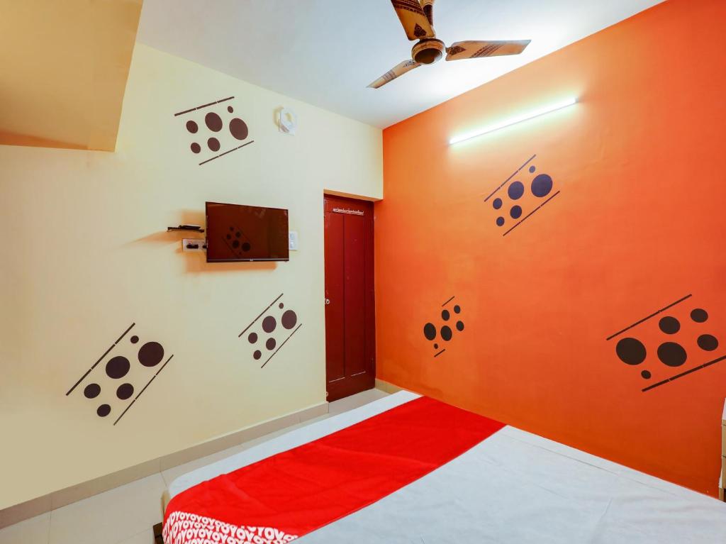 Postel nebo postele na pokoji v ubytování Super Hotel O Vsv Guest House Maduravoyal