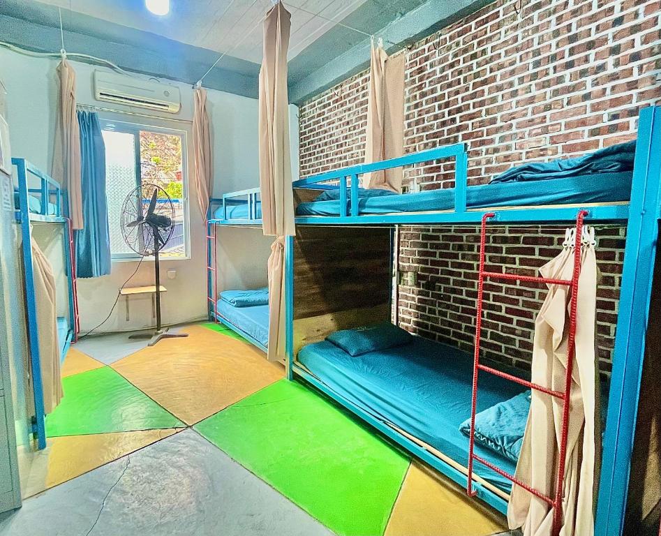 Palanda nebo palandy na pokoji v ubytování Domik Homestay - Cát Bà