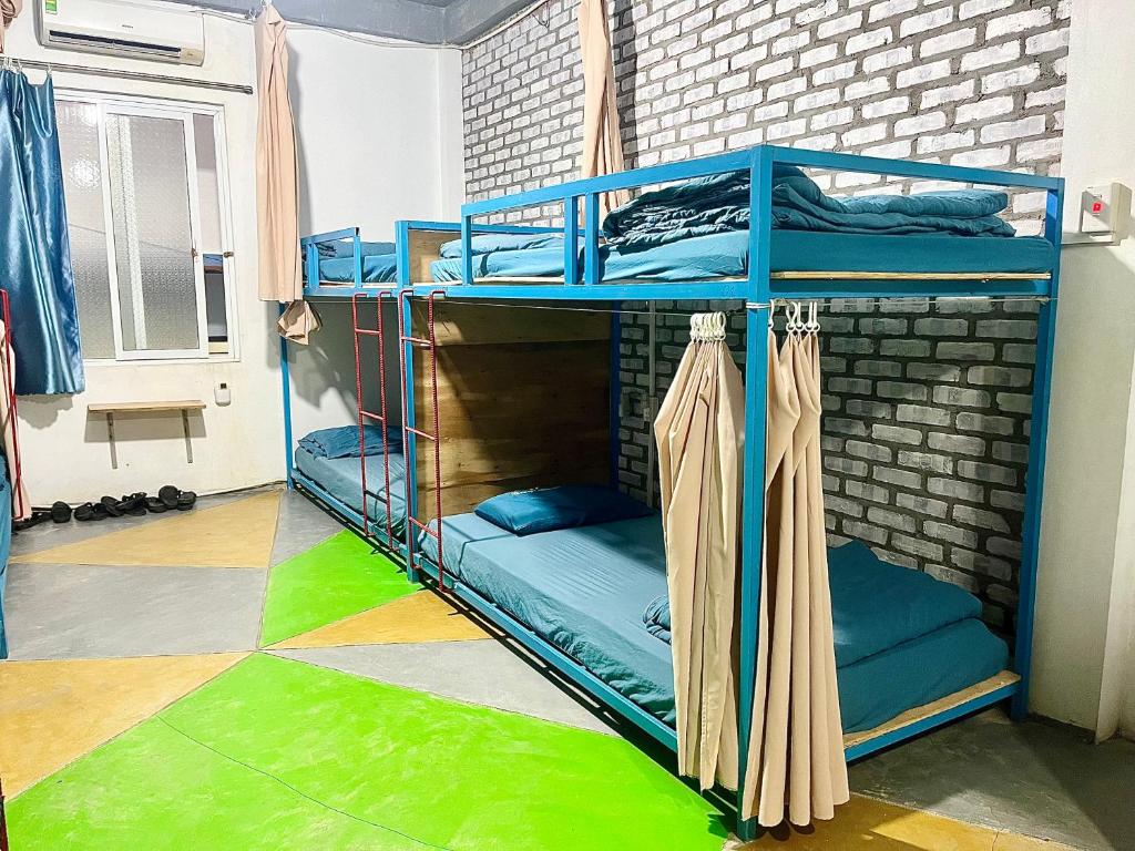 Palanda nebo palandy na pokoji v ubytování Domik Homestay - Cát Bà
