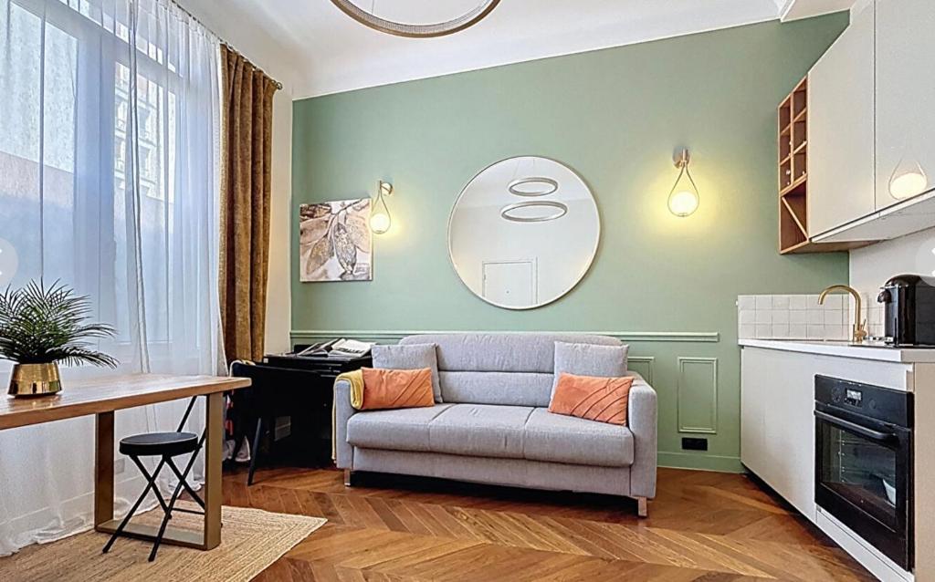 un soggiorno con un divano e un tavolo di Appartement PARIS avec Parking a Vanves