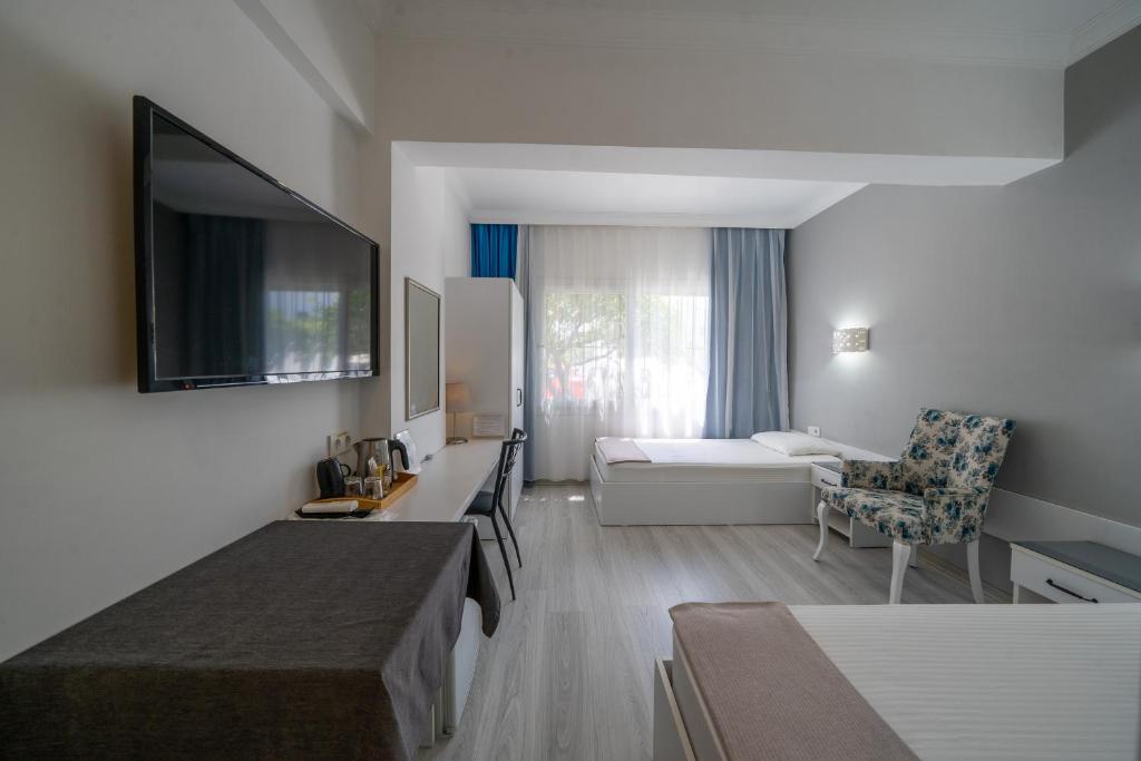 TV a/nebo společenská místnost v ubytování Artunc Hotel Bodrum