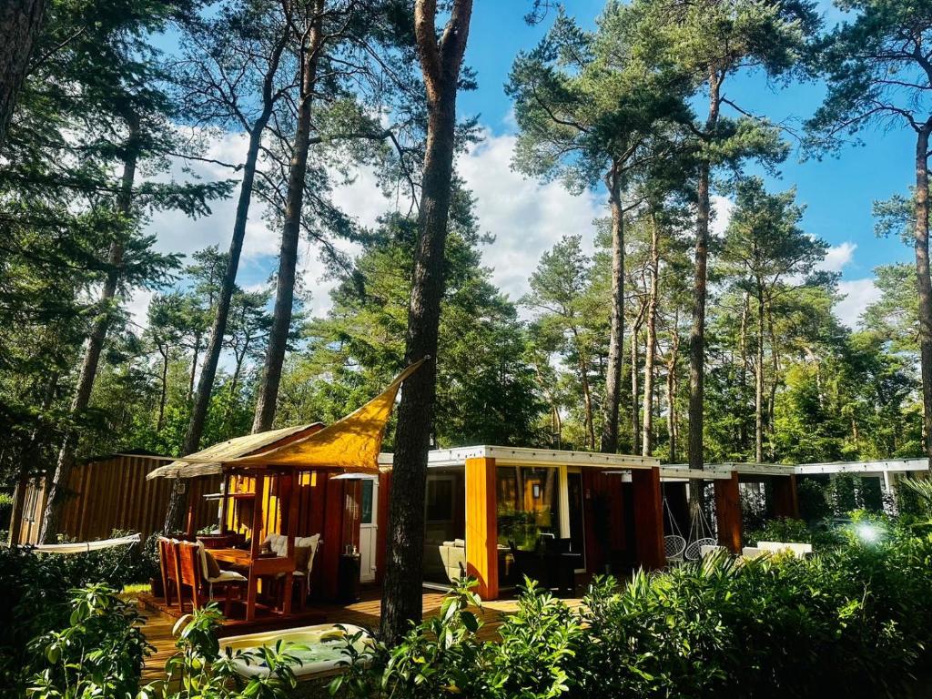 dom z namiotem w lesie w obiekcie CAPFUN luxe chalet Onthaasten op de Veluwe za tm za w mieście Doornspijk