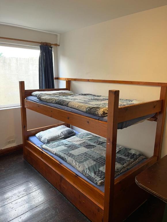 Llit o llits en una habitació de Killarney Railway Hostel