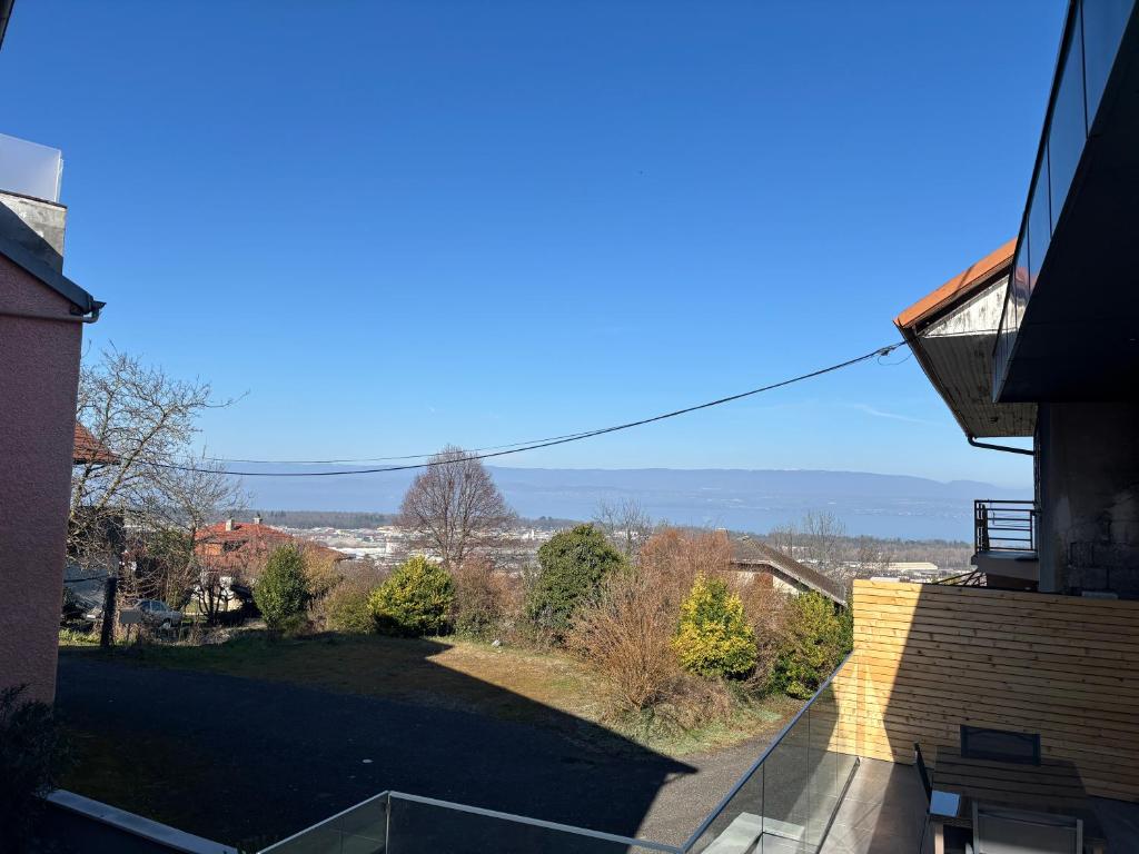 una vista desde el balcón de una casa en Charmante petite maison, en Publier