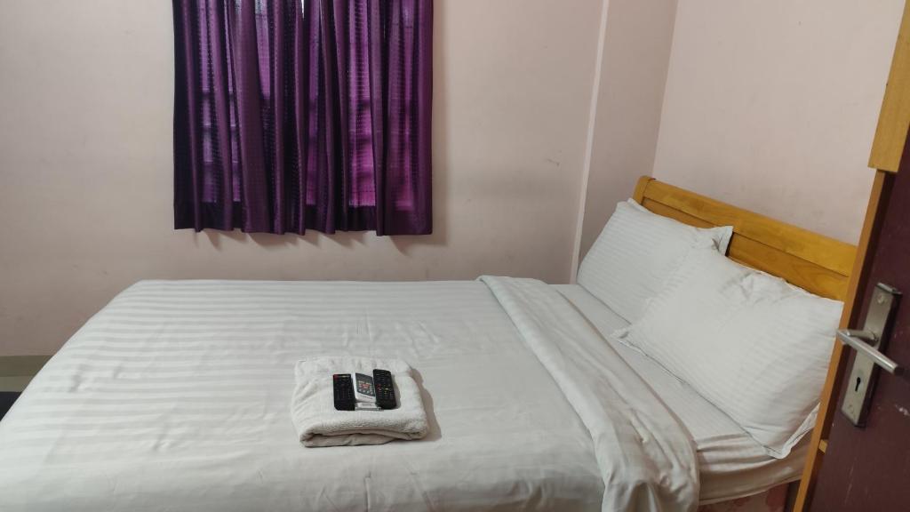 Postel nebo postele na pokoji v ubytování Hotel Tri-Star Regency