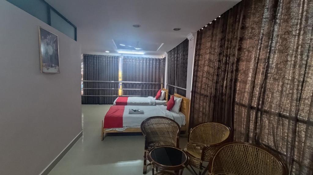 Postel nebo postele na pokoji v ubytování Hotel Tri-Star Regency