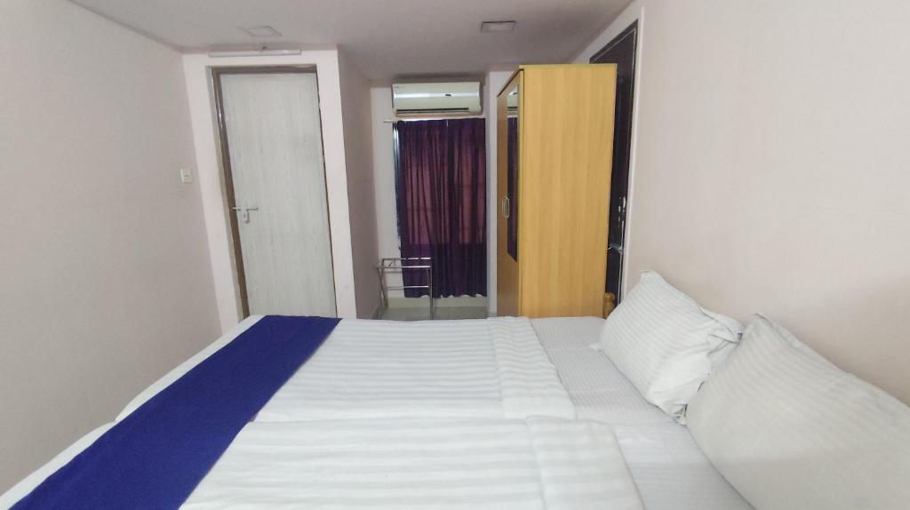 Postel nebo postele na pokoji v ubytování Hotel Tri-Star Regency